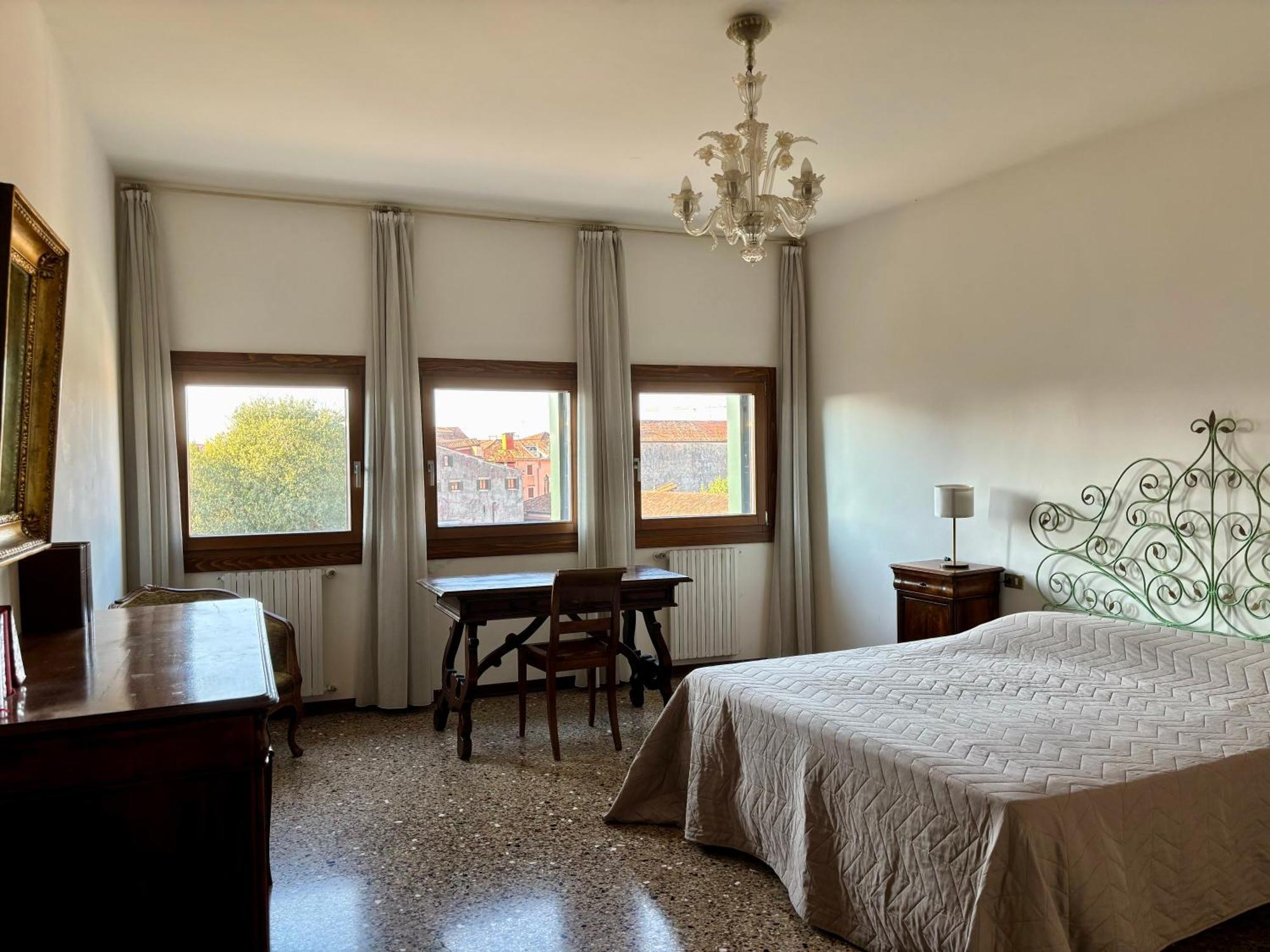 Large And Bright With Canal View Appartamento Venezia